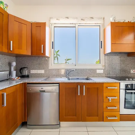 Villa Atlantica 4 Bedroom Near The Protaras